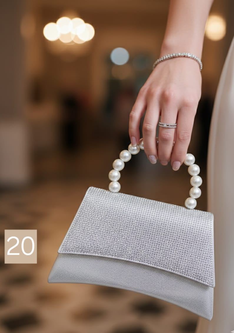 Clutch plateado con asa de perlas