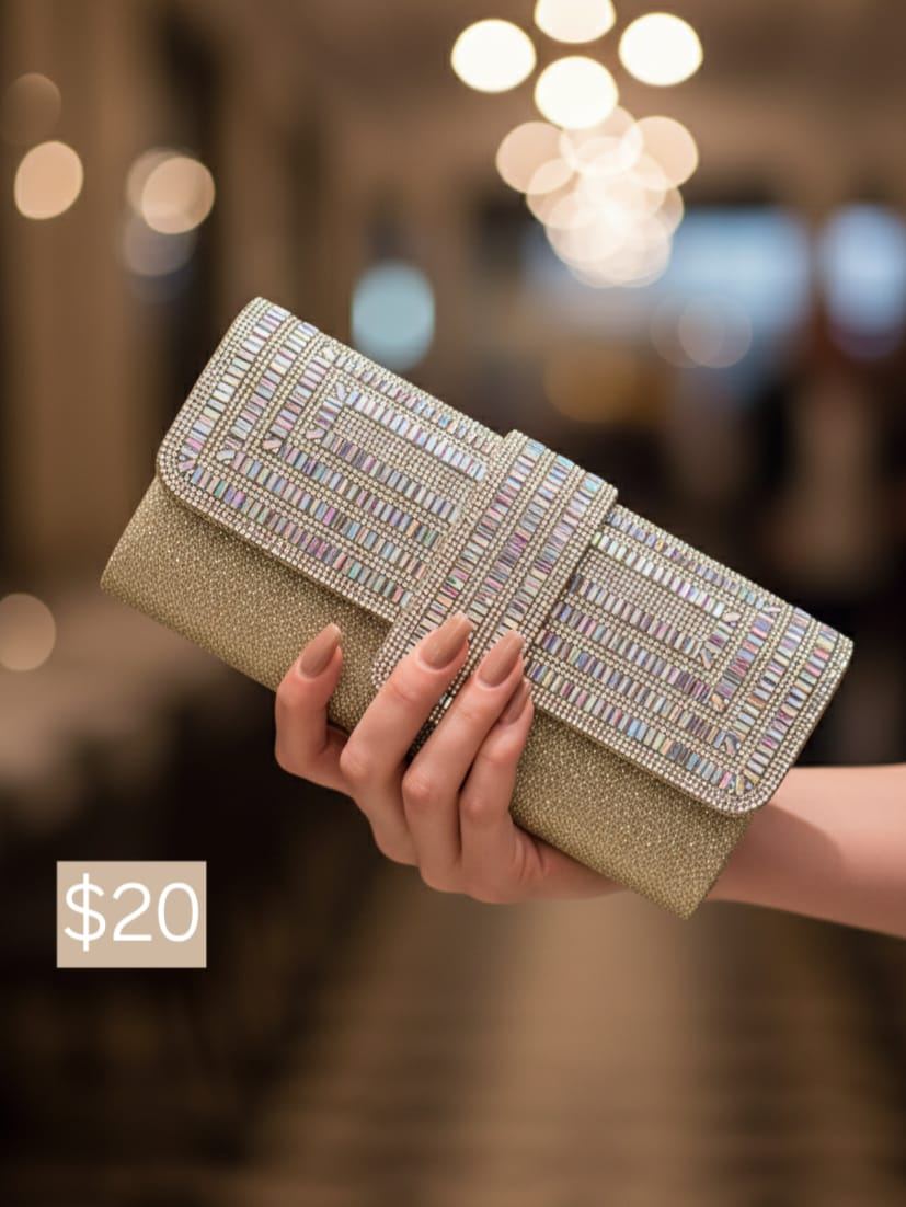 Clutch dorado con pedrería